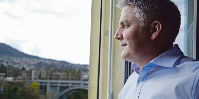 Lanat-Vorsteher Christian Hofer blickt aus dem Fenster seines Büros in Bern. Die Natur meldet sich auch hier zurück aus dem Winterschlaf. Noch laufen hier aber keine Hirsche und Wölfe durch die Stadt. Jedenfalls keine wild lebenden. (Bild Simone Barth)