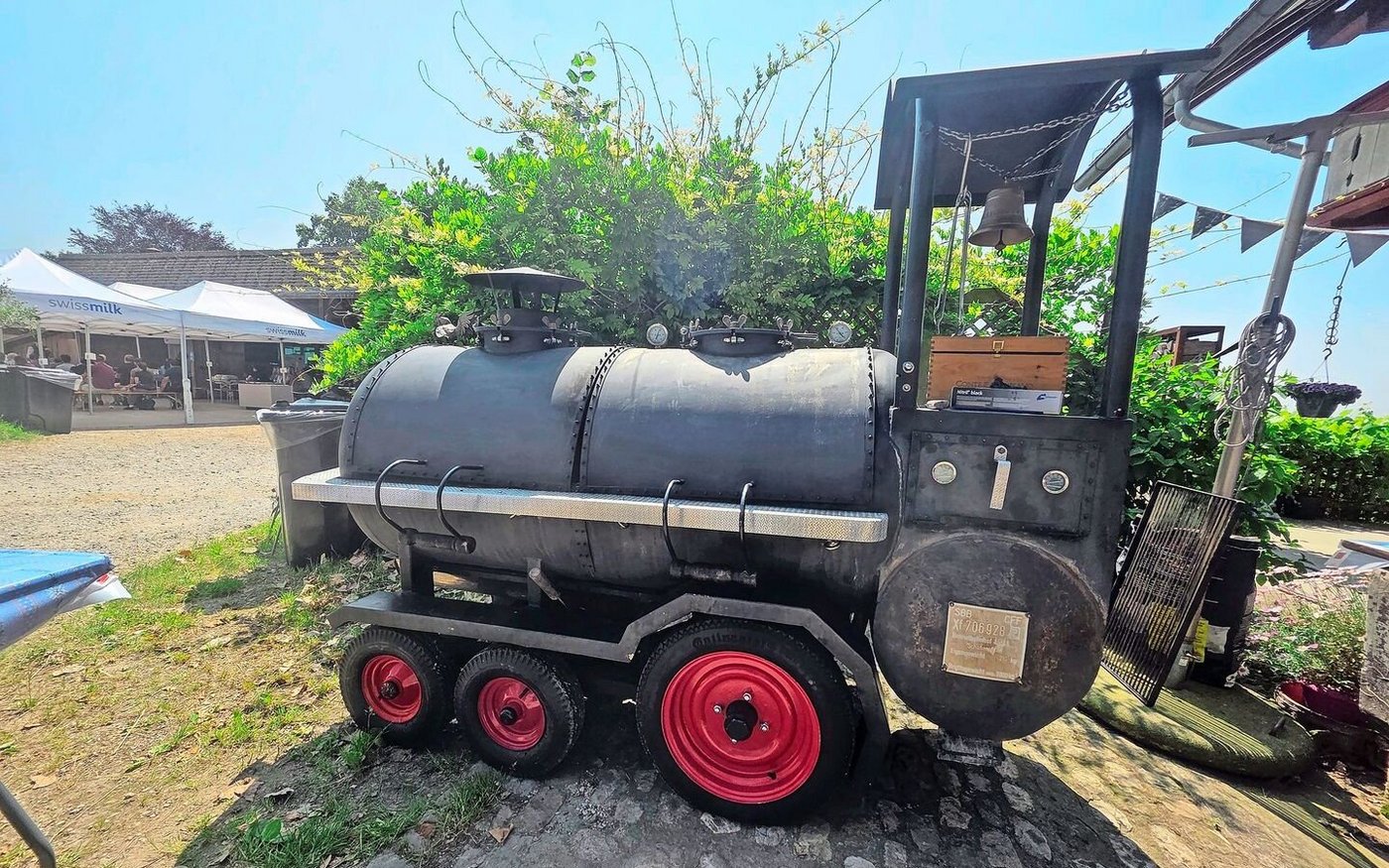 Die «Loki» ist ein Grill, den der Käser, Landwirt und Metzger selber gebaut hat. Dafür waren über 1000 Stunden nötig.
