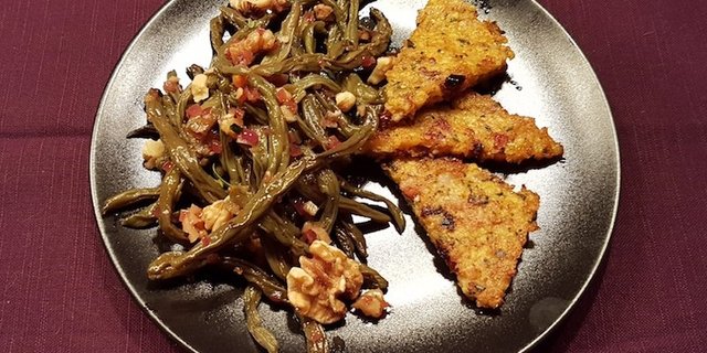 Dörrbohnensalat mit Polenta-Dörrtomaten-Küchlein. (Bild Marie-Isabelle Bill)