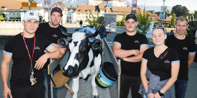 Vermarktung lernen die Wallierhof-Schüler(innen) (v. l. n. r.) Robin Allemann, Attiswil; Daniel Affolter, Hersiwil; Luan Gilgen, Tscheppach; Larissa Fiechter, Kappel und Manuel Bläsi, Selzach, direkt am Ort des Geschehens und nicht in der Schulstube. (