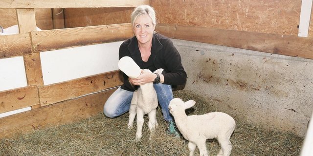 Neben den vierzehn Milchkühen ist Priska Dettling auf ihrem Betrieb auch für die rund fünfzig Schafe verantwortlich. Bei Mehrlingsgeburten heisst es dann «schöppele».