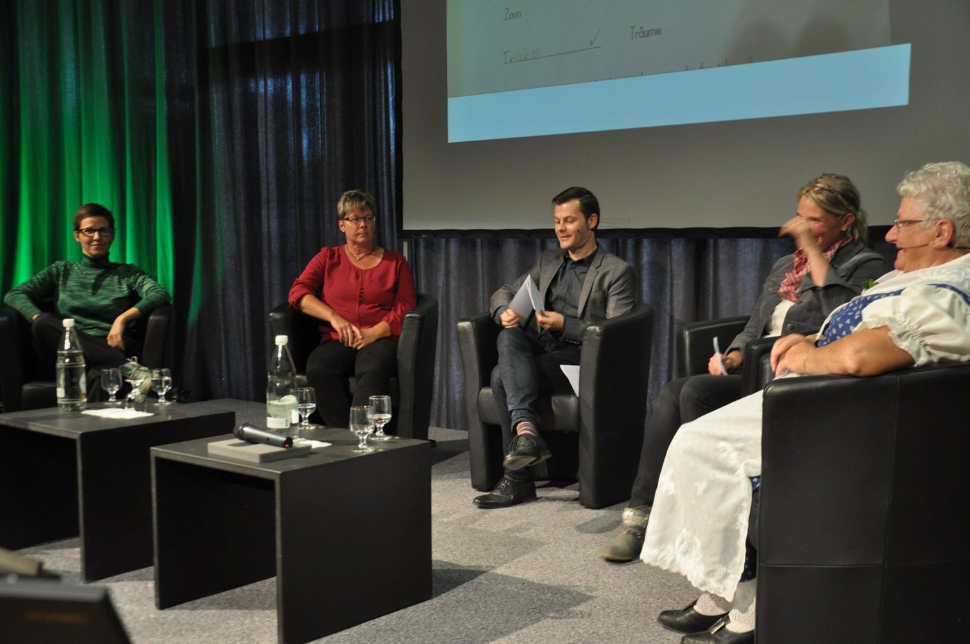 Drei Bäuerinnen, ein Moderator und unsere Landleben-Redaktorin Esther Thalmann (links) diskutierten über die Rolle der Bäuerin. (Bild nb)