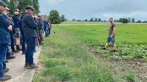 Besichtigung der Boh Besichtigung der Bohnen und Hirsen (oben) Ende Juni, wo auch Komposttee eingesetzt wird. Die Parzellen wurden gestriegelt, später sei auch ein Hackdurchgang nötig, erklärt Betriebsleiter Adrian Rubi (r.).