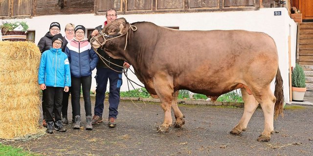 Die Muotathaler Doris und Martin Schelbert und ihre Kinder Petra, Silvia und Andrea mit dem imposanten OB-Stier Ursin.