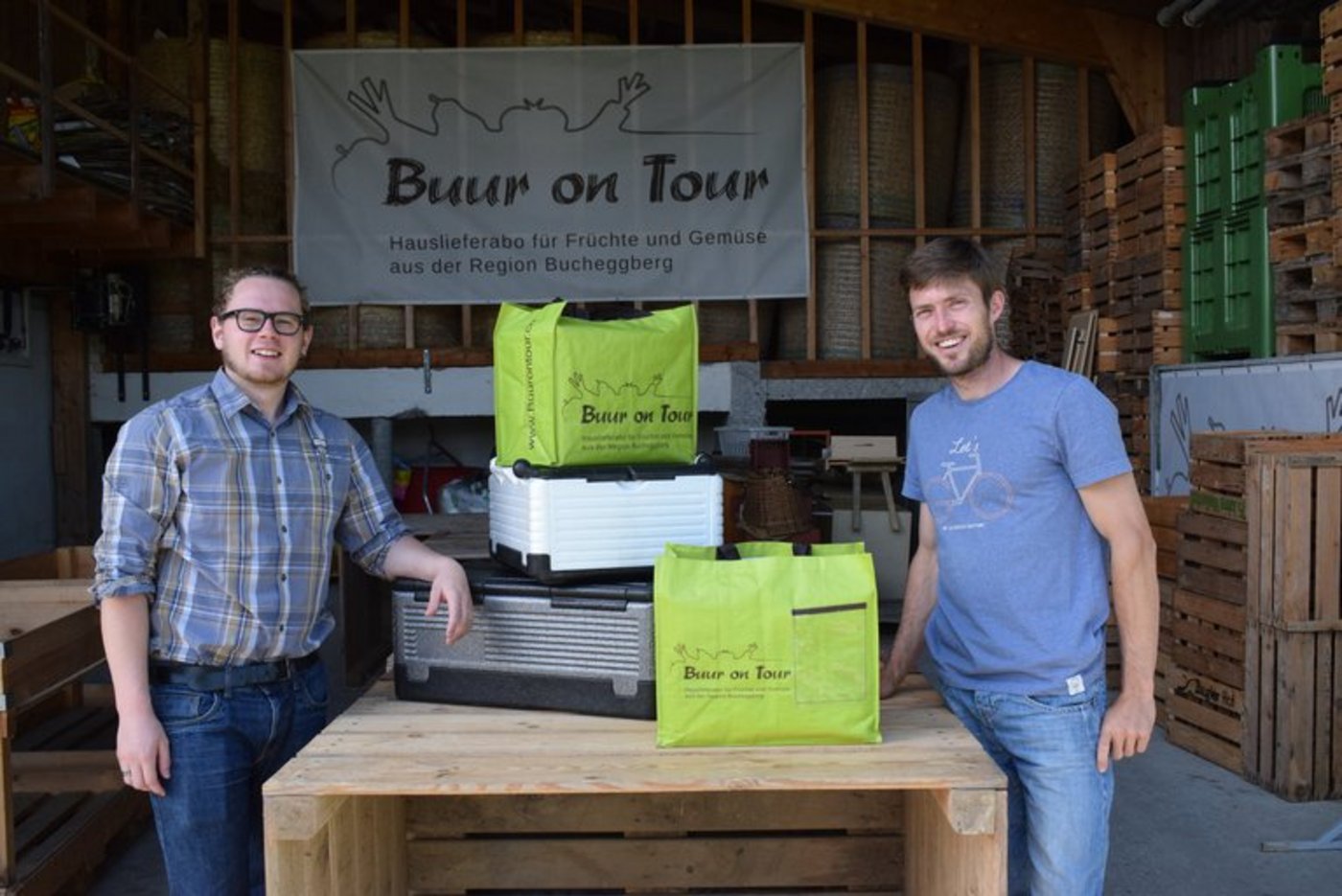 Landwirt Daniel Hasler (l.) setzt auf das Abo-System von André Ziegler (r.). (Bilder ey/zVg)