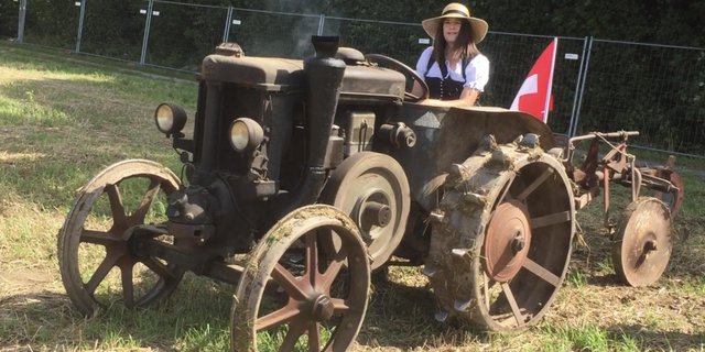 Stefanie Stalder erfreut sie sich an ihrem 2,3 Tonnen schweren Gefährt. Im 3. Gang erreicht der 28 PS starke Velite 8,5 km/h. (Bild zVg)