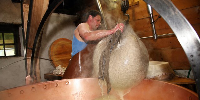 Eines der Ziele ist laut Agroscope, mit den Alpkäsereien neue Produkte und Verarbeitungsverfahren zu entwickeln. (Bild Olivier Bloch / Agroscope)