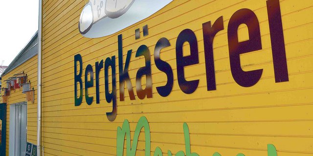 Mit neuer Strategie und dank Fabrikationsaufträgen auf Kurs: Produktionsgebäude mit Laden der Bergkäserei Marbach. (Bild aem)