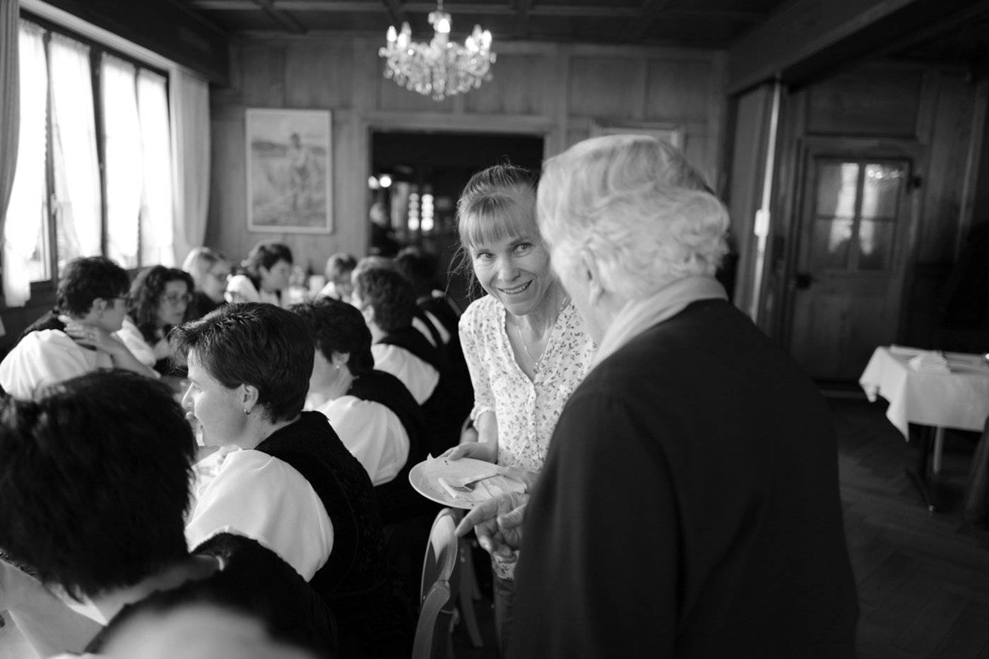«Empathie ist eine Voraussetzung für Gastronomie und Pflege»: Elsbeth bei einer Geburtstagsfeier vor ein paar Jahren in ihrem Gasthaus.(Bild Pinaki)
