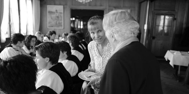 «Empathie ist eine Voraussetzung für Gastronomie und Pflege»: Elsbeth bei einer Geburtstagsfeier vor ein paar Jahren in ihrem Gasthaus.(Bild Pinaki)