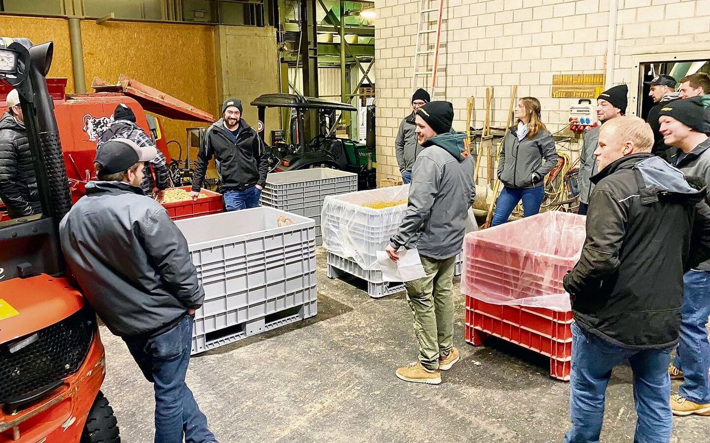 Die Junglandwirte liessen sich in der Anlage Oberkirch über die Einmischung von Lebensmittelabfällen in Futtermittel informieren. 