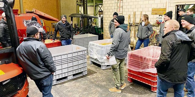 Die Junglandwirte liessen sich in der Anlage Oberkirch über die Einmischung von Lebensmittelabfällen in Futtermittel informieren. 