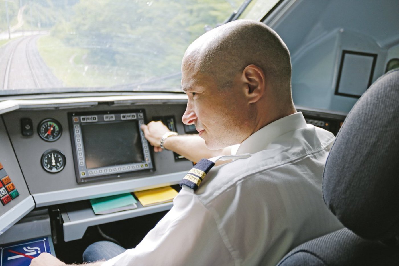 Daniel Zürcher sieht es als Privileg, dass er einerseits selbstständig als Landwirt agieren kann und doch als Lokführer bei der SBB angestellt ist.(Bilder Benildis Bentolila)