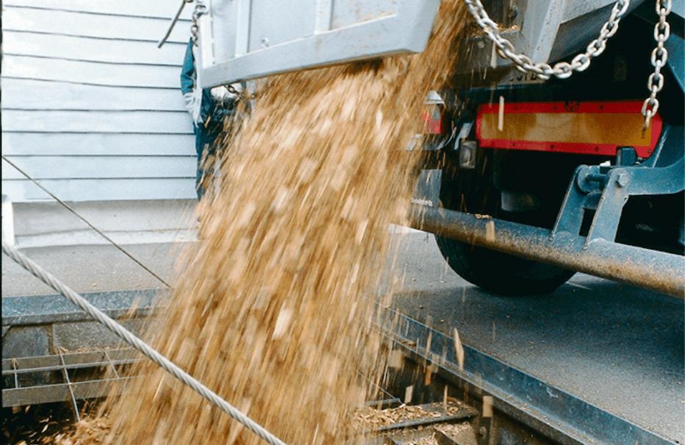 Energieholz gibt es in der Region im Überschuss. Deshalb braucht es mehr grosse Holzheizungen mit Wärmeverbünden. (Bild Lignum)