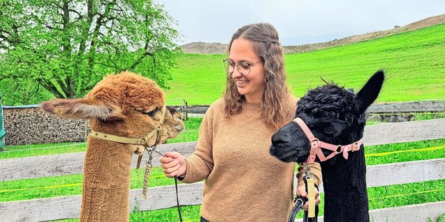 Sara Flühler und zwei ihrer Alpakahengste: Dolcetto (l.) und Blacky. Sie hat sich in den letzten neun Jahren viel Fach- und Praxiswissen rund um die Tiere angeeignet.
