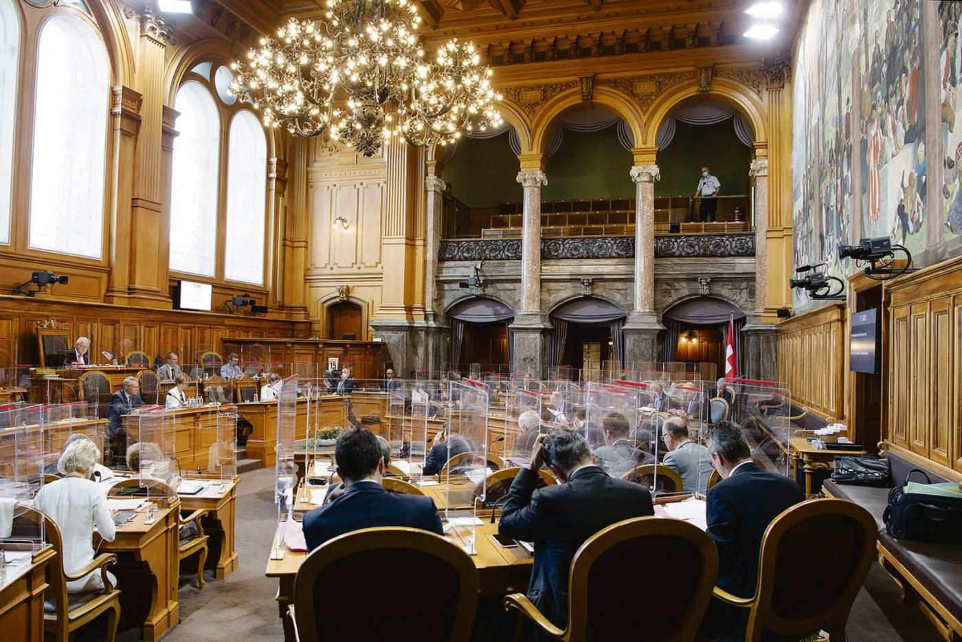 Der Ständerat debattiert an der Herbstsession Corona-Schutzmassnahmen-konform. Die Plexiglasscheiben tun den Emotionen in der agrarpolitischen Debatte keinen Abbruch. (Bild Keystone)
