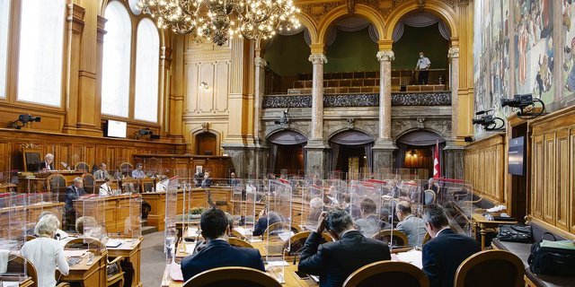 Der Ständerat debattiert an der Herbstsession Corona-Schutzmassnahmen-konform. Die Plexiglasscheiben tun den Emotionen in der agrarpolitischen Debatte keinen Abbruch. (Bild Keystone)