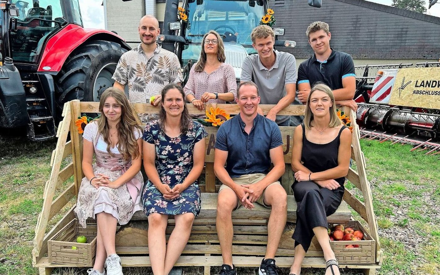 Diese acht sind die neuen Obstfachfrauen und -männer 2025 aus der Deutschschweiz. Ganz rechts sitzend Sandra Deringer aus Unterstammheim, die mit der Bestnote abschloss.