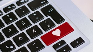 Das Internet ist mit Das Internet ist mittlerweile mit grossem Abstand der Ort, wo sich die meisten Menschen auf die Suche nach ihrer besseren Hälfte machen.