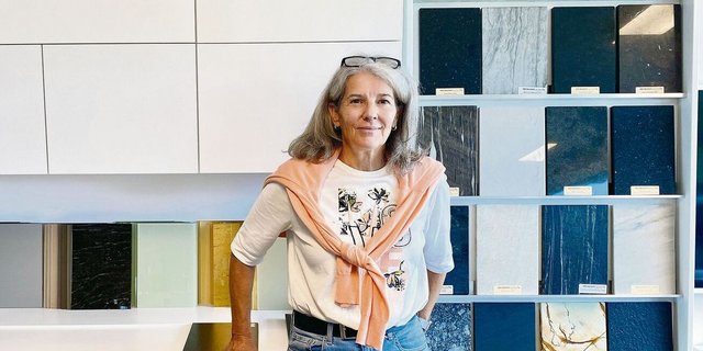 Astrid Diener ist selbstständige Küchenbauerin. In ihrem Küchenstudio kann eine grosse Auswahl an Küchenmaterialien begutachtet werden.