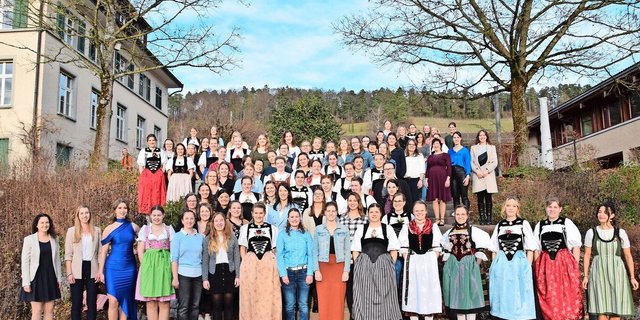 Ein Grossteil der erfolgreichen Absolventinnen der Berufsprüfung Bäuerin / Bäuerlicher Haushaltleiter FA traf sich vor einer Woche am Strickhof Wülflingen zur Fachausweisübergabe. 