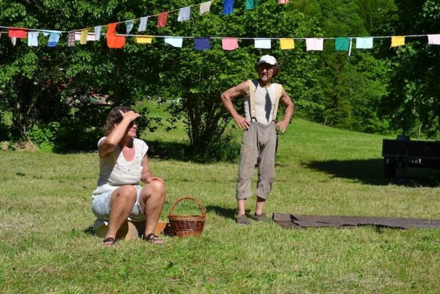 Der derzeitige Besitzer von Hof Masesslin, Nicolas Barth freute sich über die vielfältigen Beiträge. Links seine Übersetzerin fürs Französisch. (Bild jsc)