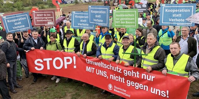 Deutsche Bauern sehen die inländische Produktion bedroht, weil beim Insektenschutz aktuell mehr auf Verbote statt auf Kooperation gesetzt werde. (Bild Bayerischer Bauernverband)