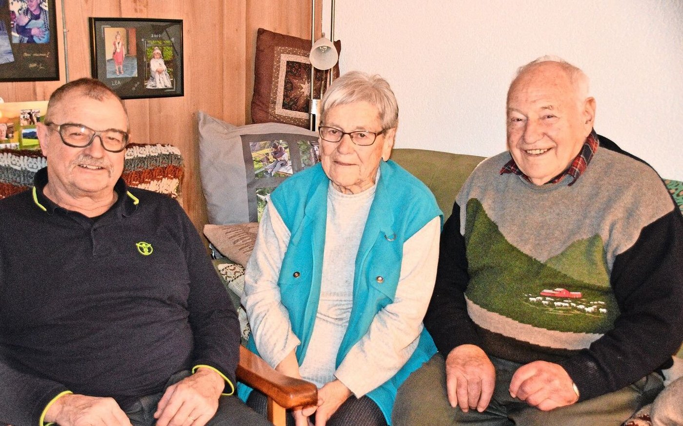 Der ehemalige Betriebshelfer Alfred Lehmann mit Erna und Hans Bürki-Schüpbach im Stöckli in Obergoldbach BE  (v. l. n. r.).