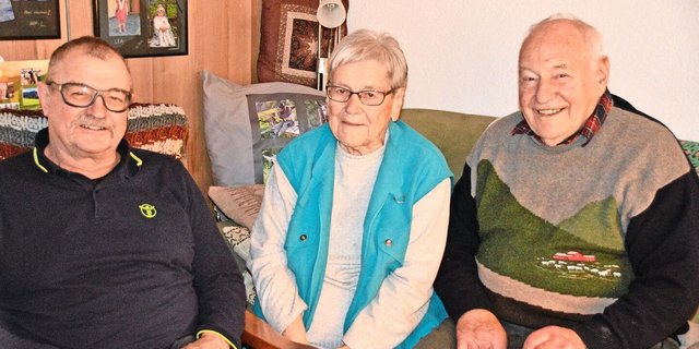 Der ehemalige Betriebshelfer Alfred Lehmann mit Erna und Hans Bürki-Schüpbach im Stöckli in Obergoldbach BE  (v. l. n. r.).