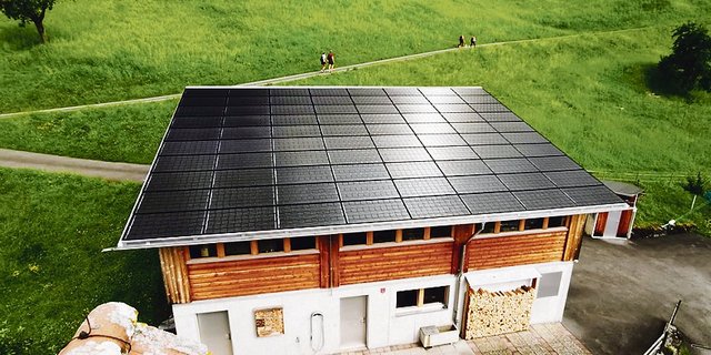 Mit Solaredge leistungsoptimierte Module auf dem 140 m2 grossen Dach des Ökonomiegebäudes von Josef Küng. Im Untergeschoss stehen ein Batteriespeicher und ein Elektroauto. (Bild Helion)