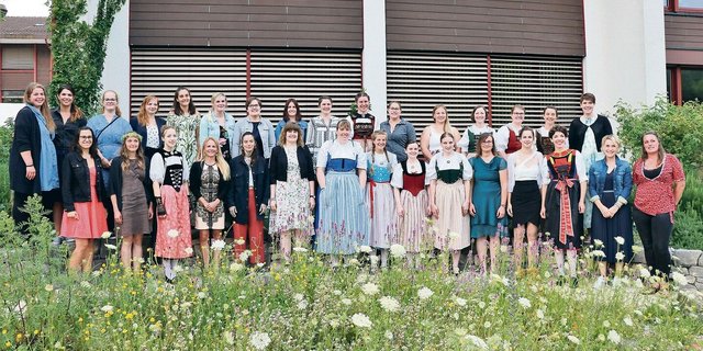 Die Absolventinnen des Fachkurses Bäuerin 2020/22: Hier versammelt sich eine riesige Spannbreite an Persönlichkeiten, wie die Lehrgangsverantwortliche Lisa Vogt an der Schlussfeier erklärte.