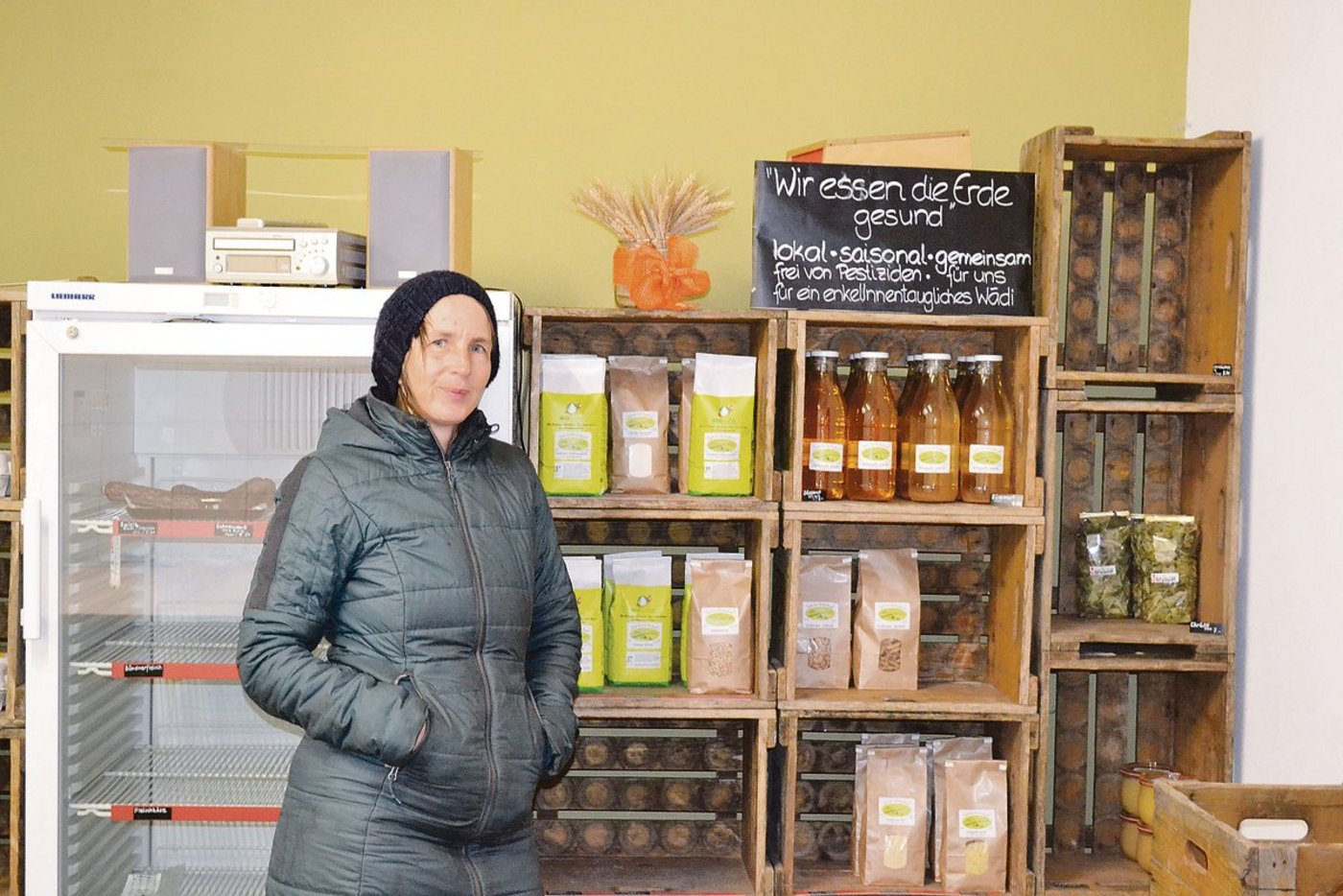 Im Hoflanden verkauft Karin Hüppi Fankhauser ein Mal in der Woche unter anderem Mehl, Sirup, Tee, Fleisch, Süssmost und Konfitüre. Eine ihrer Visionen wäre eine gemeinsame Verarbeitungsküche mit anderen Bäuerinnen und Bauern. (Bild jsc)