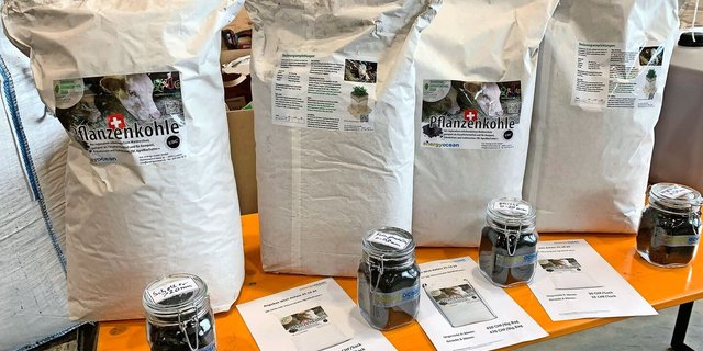 Gesackt oder im Big Bag: Pflanzenkohle ist schon in vielen Varianten im Handel erhältlich. 