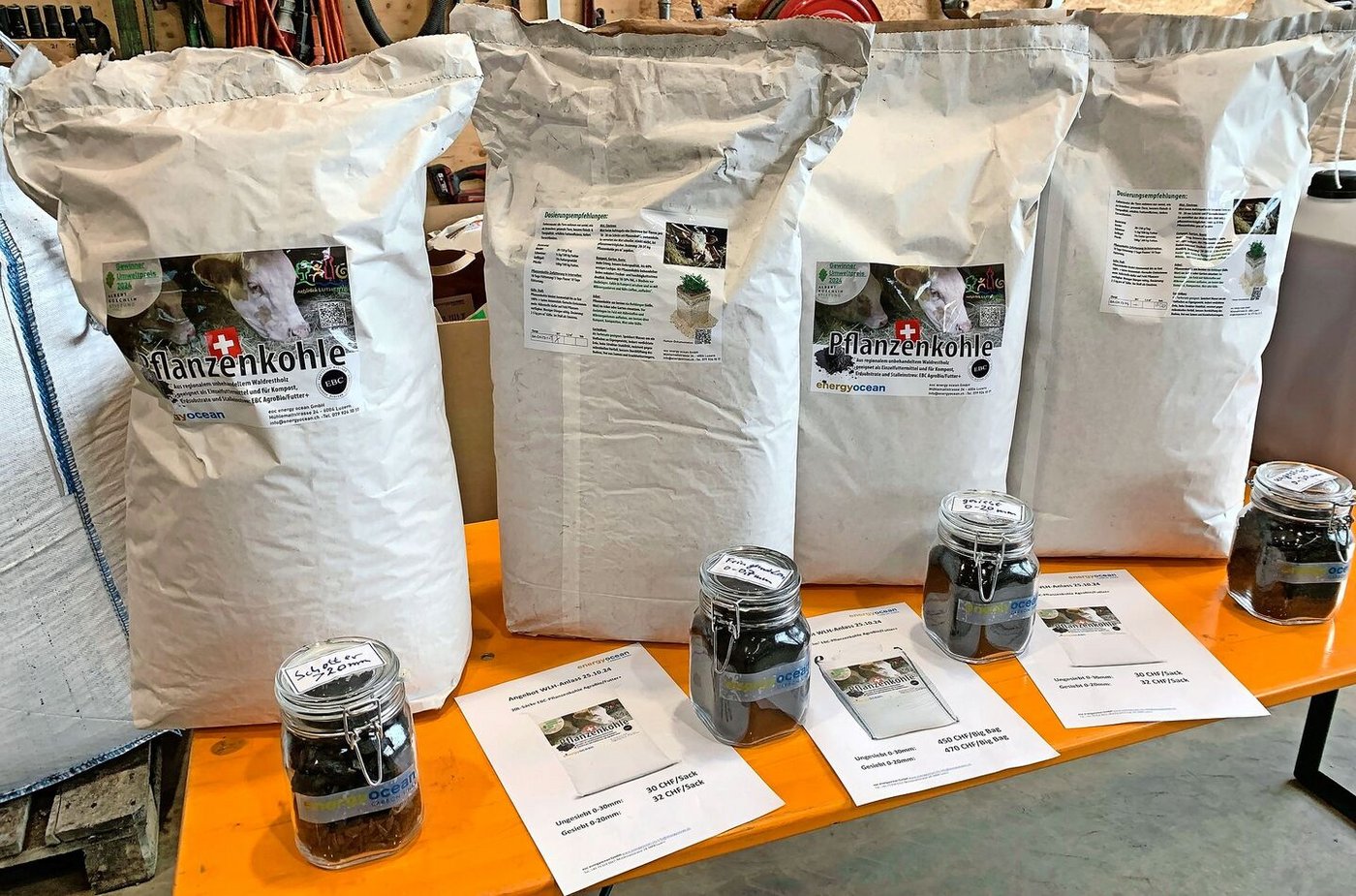 Gesackt oder im Big Bag: Pflanzenkohle ist schon in vielen Varianten im Handel erhältlich. 