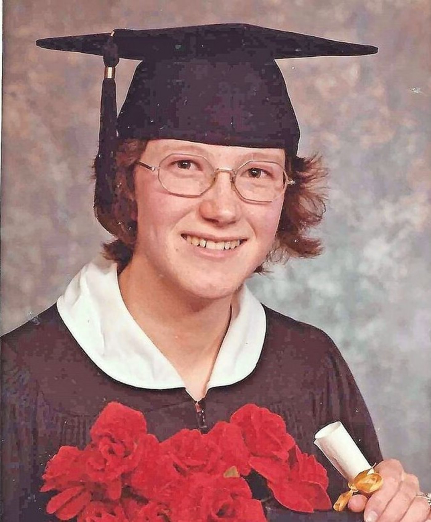 Abschlussfoto: Marianne Lehmann mit Diplom und Deckelhut.