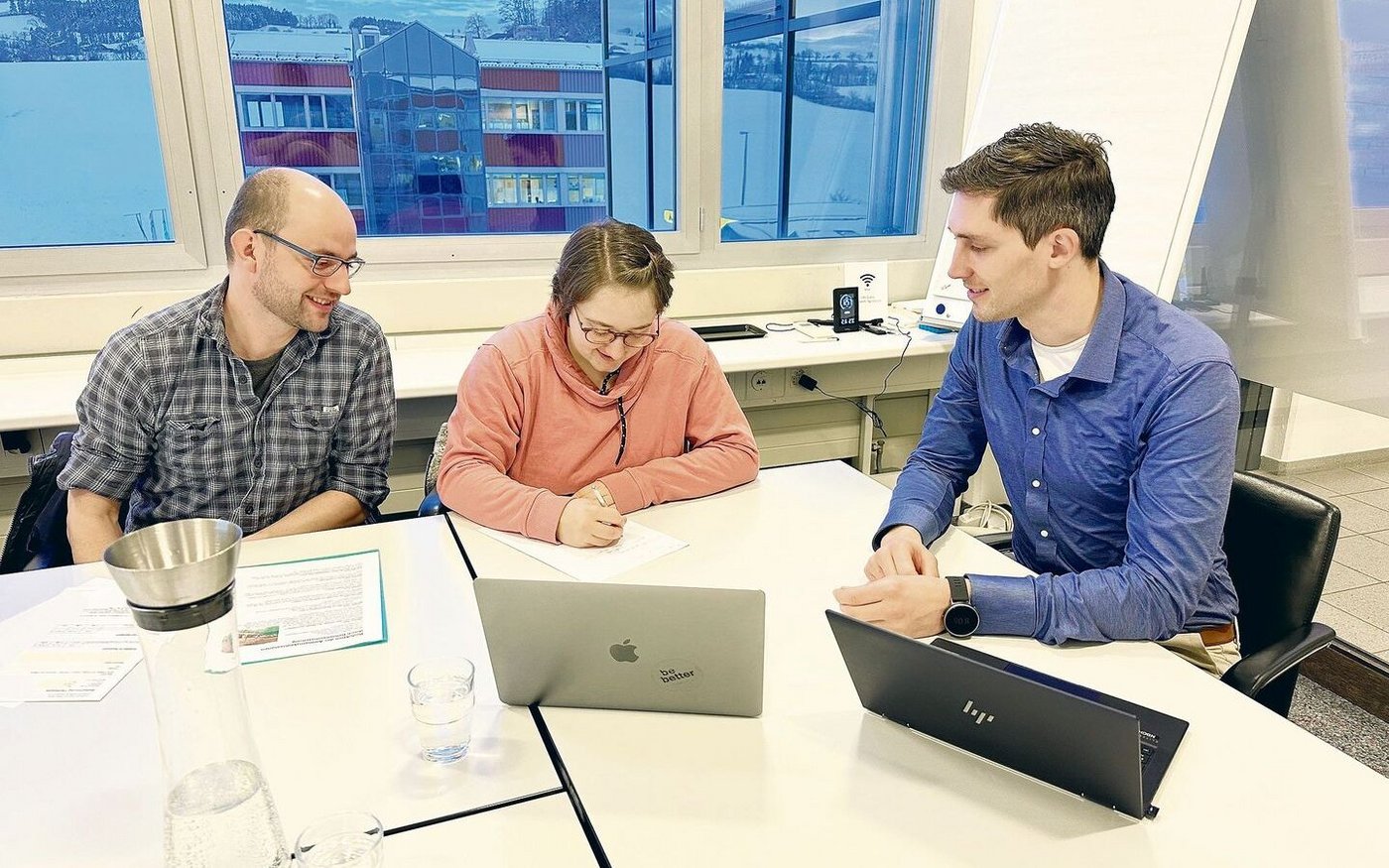 Roger Dubach und Irene Häfliger besprechen die Vereinbarung mit LBV-Geschäftsführer Raphael Felder (r.).  