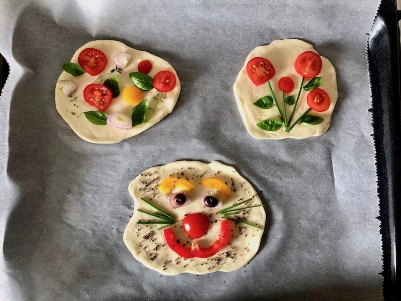 Pizza-Bilder vor dem Backen.