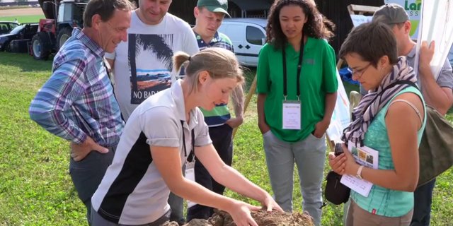 Sandie Masson erklärt eine Methode zur Kontrolle der Bodenqualität. (Standbild Agridea)