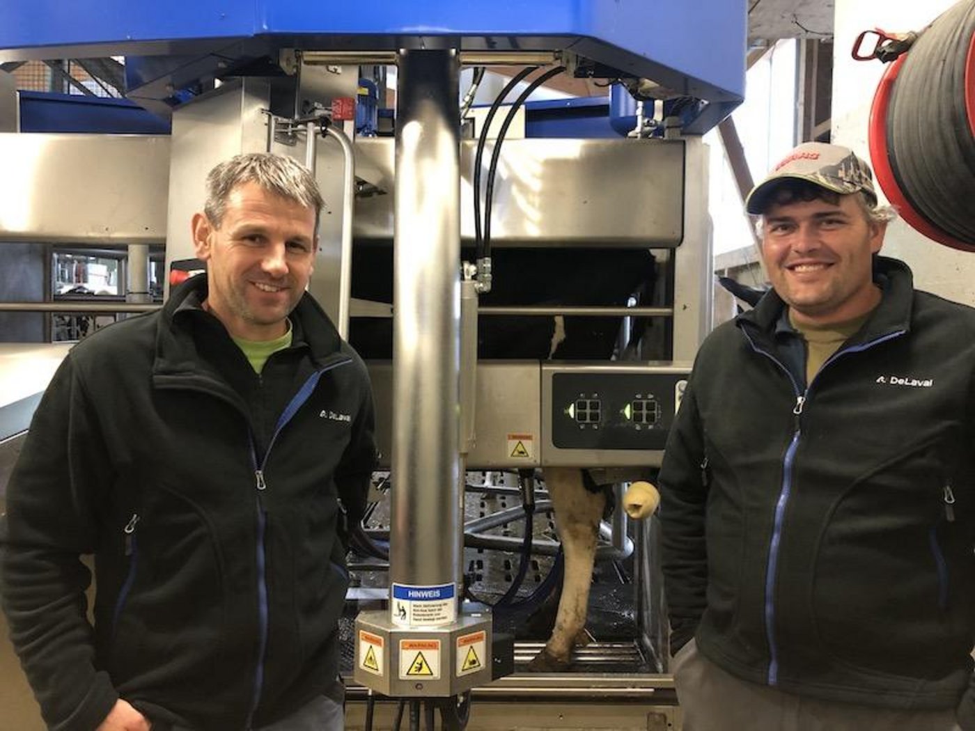 Patrick Blum und Tobias Wey haben dank dem Roboter mehr Flexibilität. (Bild jba)