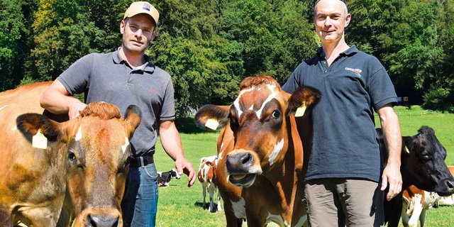 Die zwei Milchproduzenten mit unterschiedlichen Systemen. Matthias Haldimann und Peter Trachsel (v.l.), beide aus Seon AG. (Bild akr)