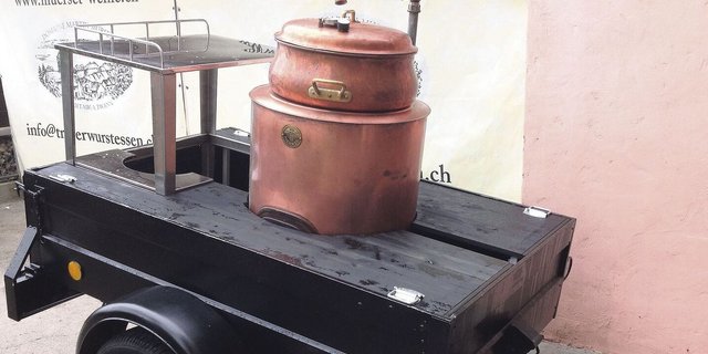Mit dem eigens entwickelten mobilen Brennhafen bietet die Domaine Mürset das einzige Treberwurst-Catering der Schweiz an. 