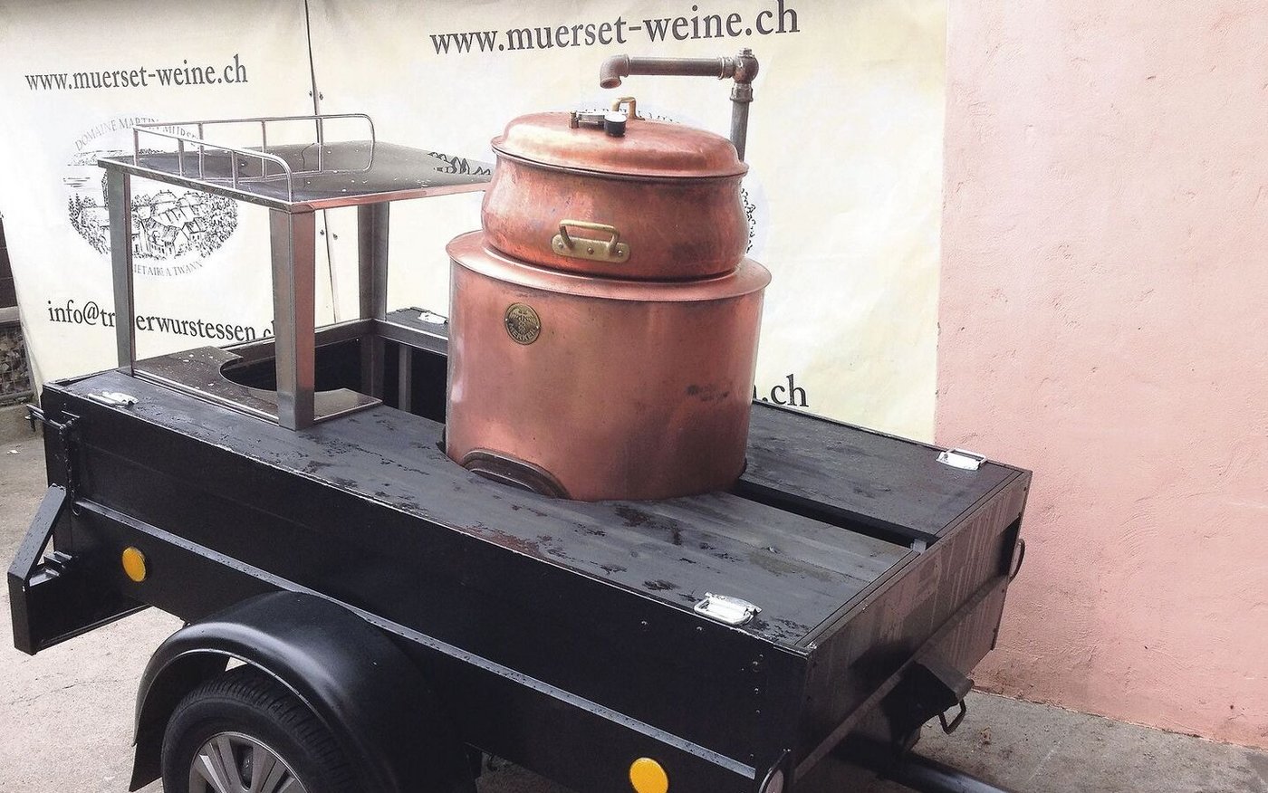 Mit dem eigens entwickelten mobilen Brennhafen bietet die Domaine Mürset das einzige Treberwurst-Catering der Schweiz an. 