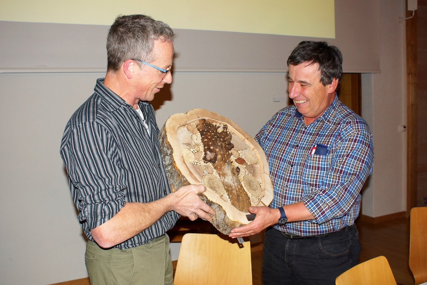 Präsident Peter Stadelmann überreicht Toni Moser ein Wildbienenhotel für 30 Jahren Tätigkeit als Berater und Aktuar für die "Entlebucher Kräuter". (Bild Sandra Steffen)