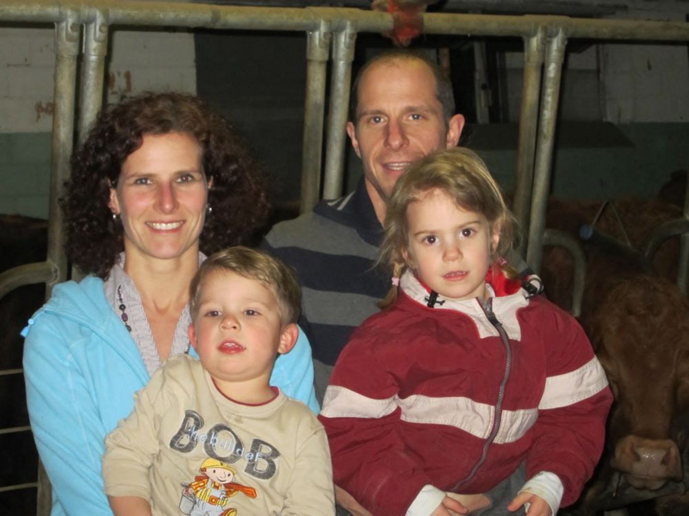 So fühlt sich Nadja Bührer wohl: auf dem Hof mit Mann Hansueli und den Kindern Céline und Valentin. (Bild: sbw)