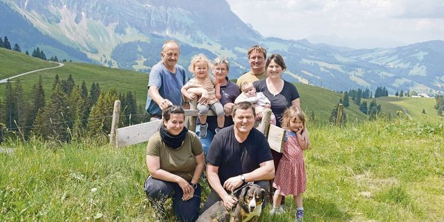 Ruedi und Margrit Jordi mit Sohn Martin und dessen Frau Karin und den Kindern Lena, Sina und Anna mit den Angestellten Regula Scheuner und Stefan Aeschlimann. 