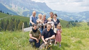 Ruedi und Margrit Jo Ruedi und Margrit Jordi mit Sohn Martin und dessen Frau Karin und den Kindern Lena, Sina und Anna mit den Angestellten Regula Scheuner und Stefan Aeschlimann.