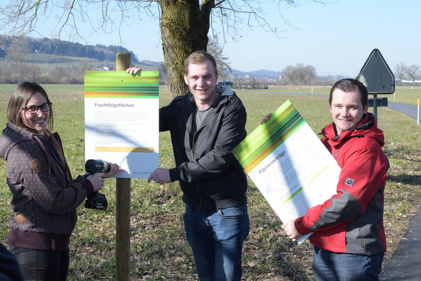 Studentinnen und Studenten des Agrotechniker HF-Lehrgangs 2017/2019 präsentieren ihre Infotafeln. (Bilder zVg)