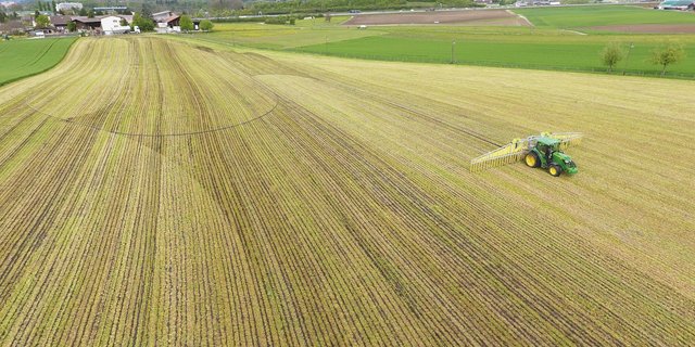 Peter Wyss bringt den Naturdünger mit dem Schleppschlauchverteiler aus. Bild: zVg