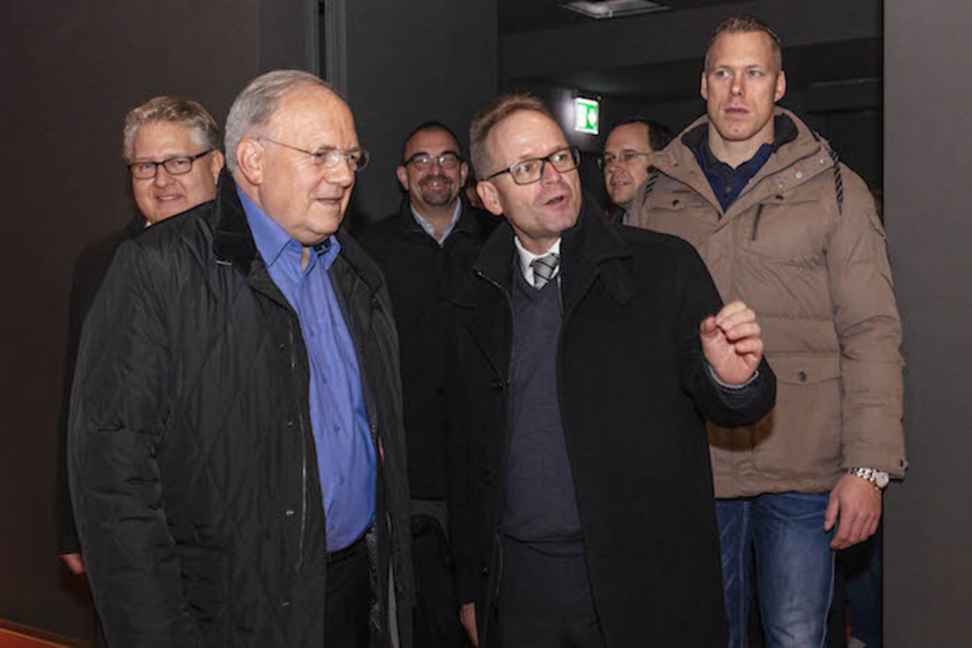 Bundesrat Schneider-Ammann (l.) und Schwingerkönig Matthias Sempach (r.) an der Eröffnung des Besucherrundgang der Emmentaler Schaukäserei. (Bilder zVg)