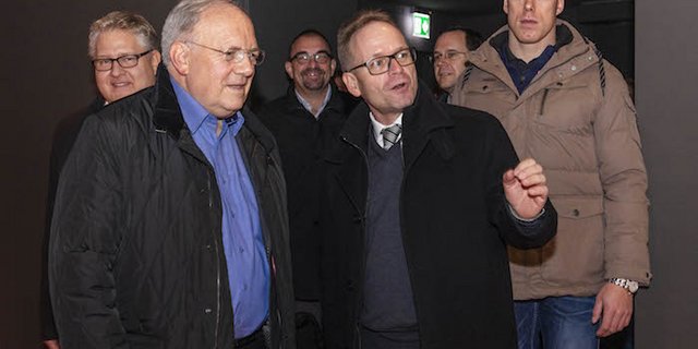 Bundesrat Schneider-Ammann (l.) und Schwingerkönig Matthias Sempach (r.) an der Eröffnung des Besucherrundgang der Emmentaler Schaukäserei. (Bilder zVg)